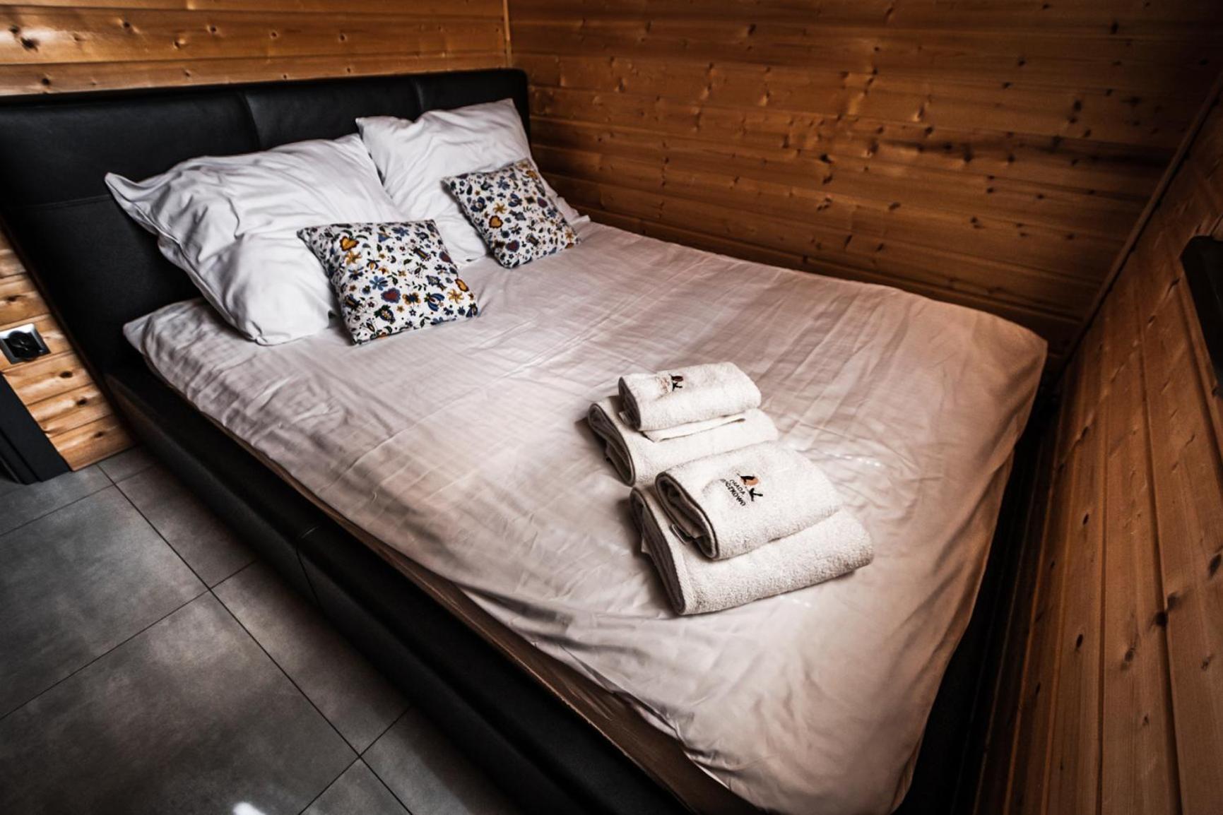 Osada Skoczkowo Komfortowe Domki Z Jacuzzi Nad Jeziorem- Sauna- Balia- Prywatny Staw Wedkarski Podiazy エクステリア 写真